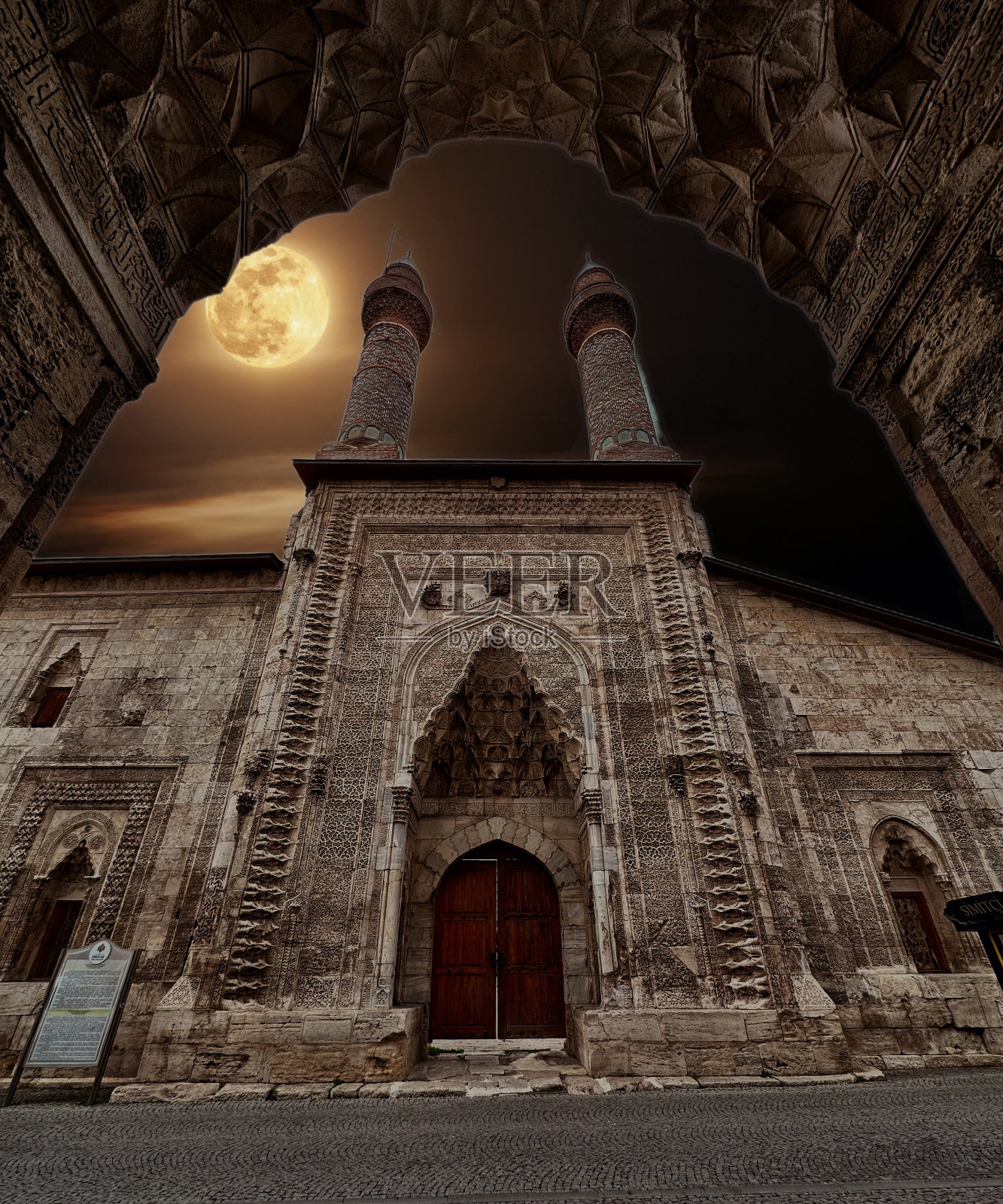 历史上的锡瓦斯双尖塔。奥斯曼和塞尔柱建筑。双尖塔清真寺。照片摄影图片