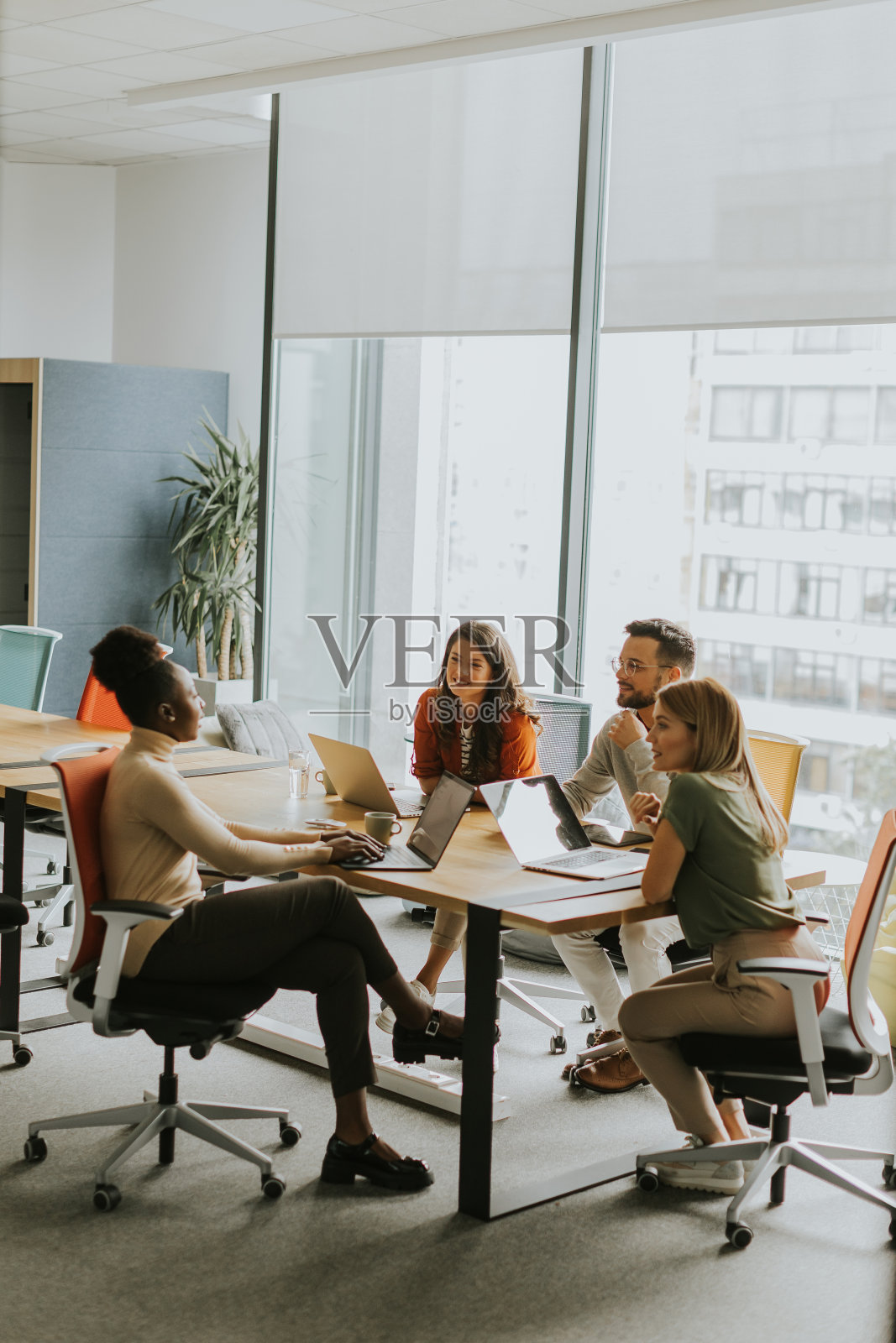 年轻的多民族创业团队在现代化的办公室工作照片摄影图片