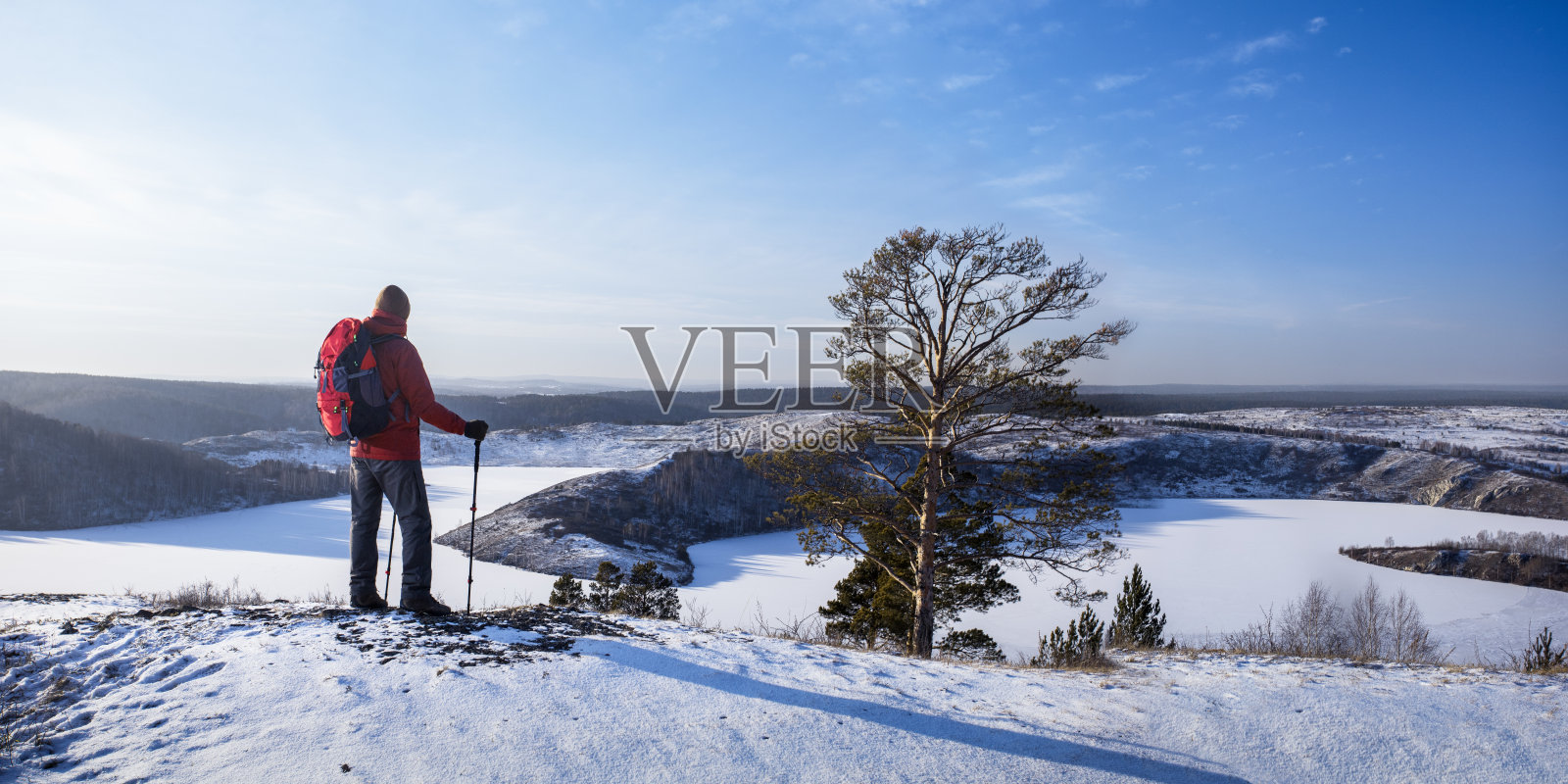 冬天背着背包的男人。徒步旅行的生活方式冒险理念。全景横幅。照片摄影图片