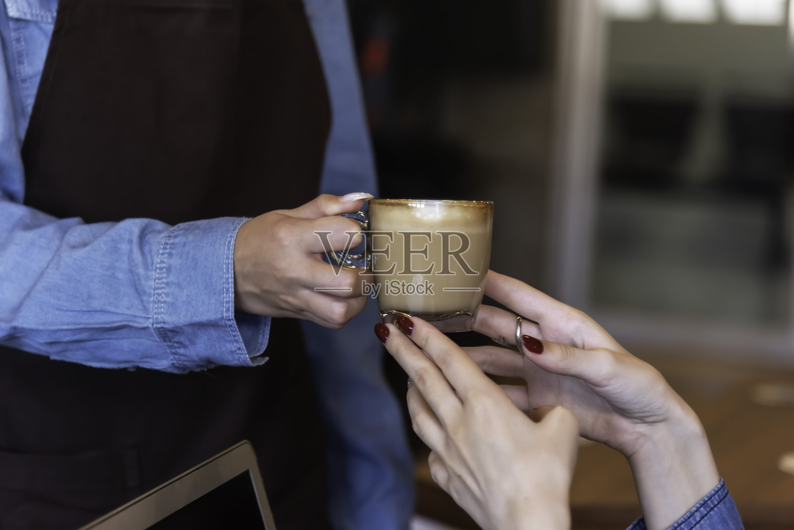 女咖啡师按照食谱制作工匠和特色饮料。小企业主锻炼自己的味觉照片摄影图片
