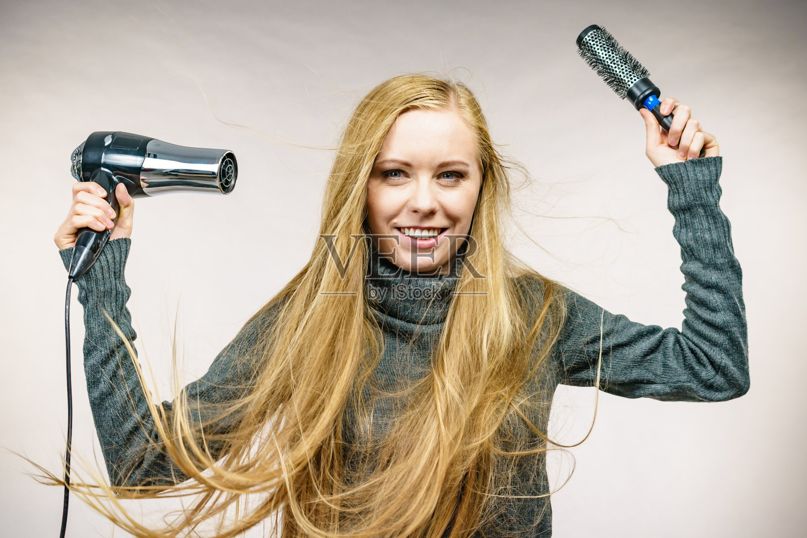 女孩拿着发饰，给头发做造型照片摄影图片
