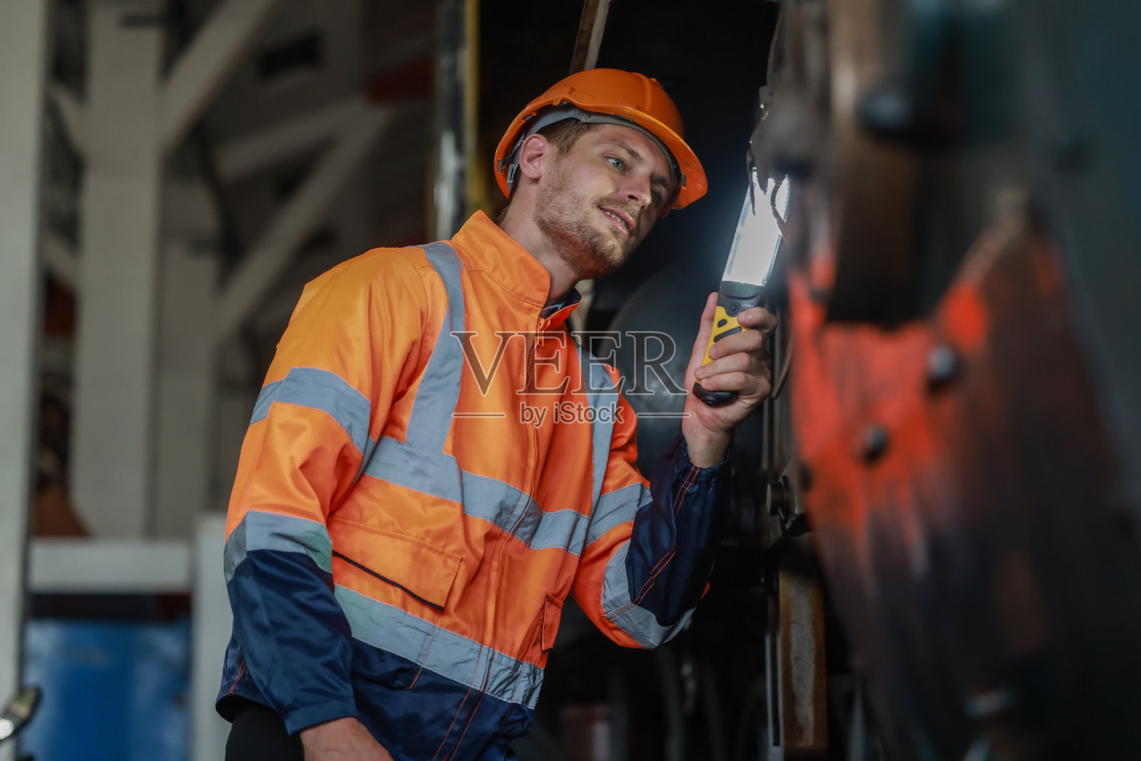 铁路技术人员识别、修理发动机问题，防止燃油泄漏，确保列车高效运行照片摄影图片