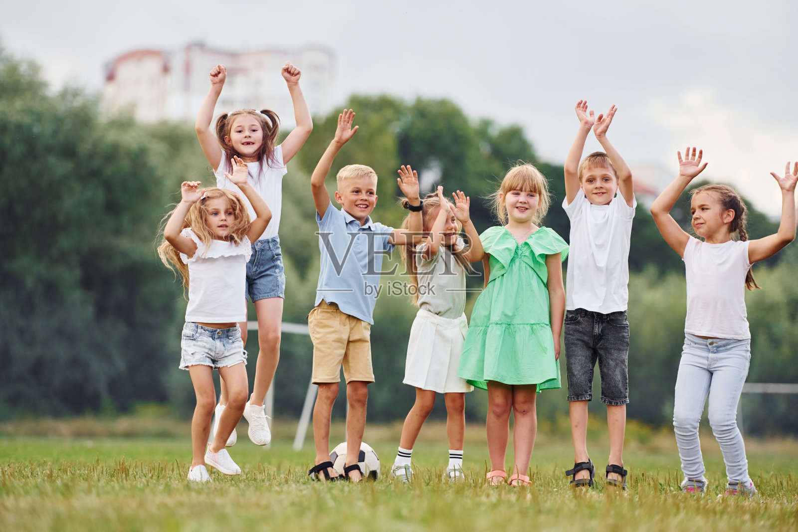 构思幸福，微笑。孩子们白天一起在操场上玩得很开心照片摄影图片