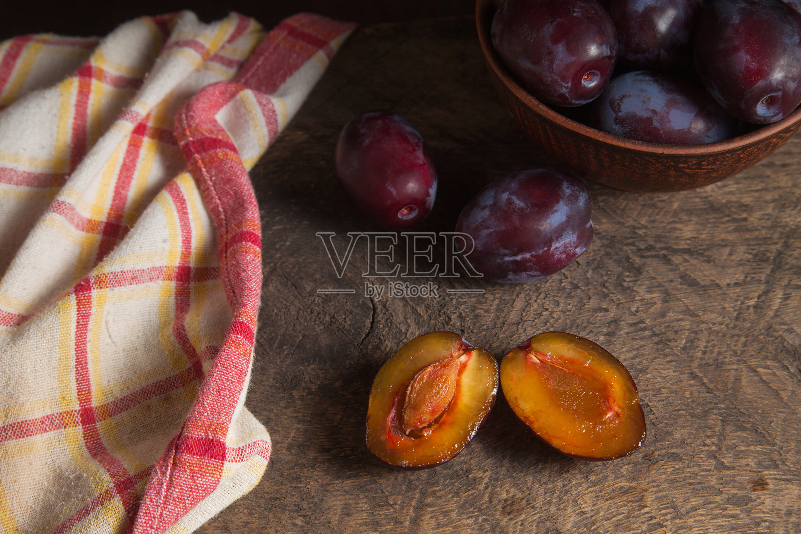 整个和一半的紫李子木制背景。照片摄影图片