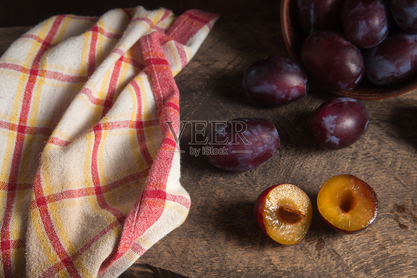 整个和一半的紫李子木制背景。照片摄影图片