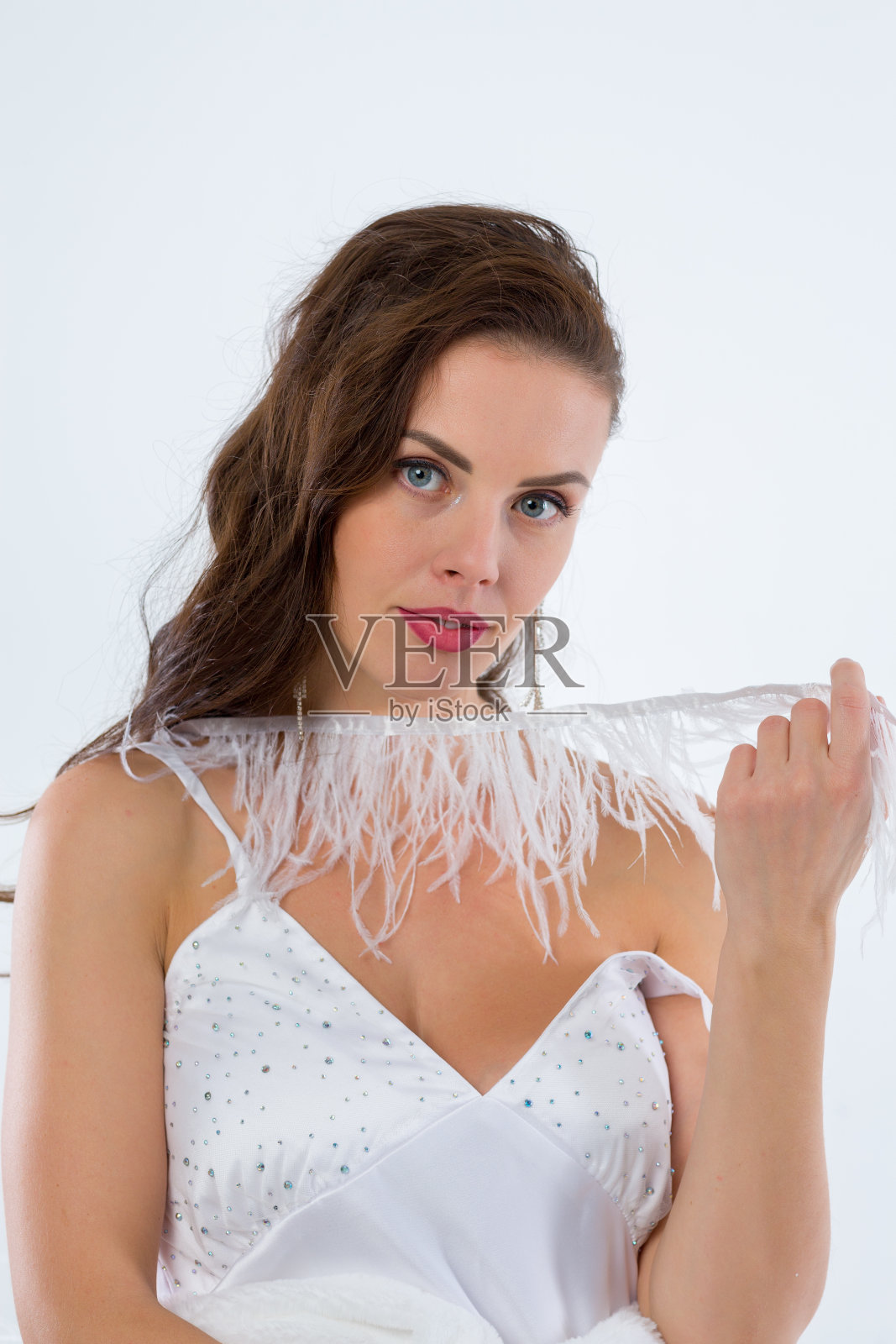 一个美丽的女模特的肖像，在白色的背景上有清澈的皮肤。照片摄影图片