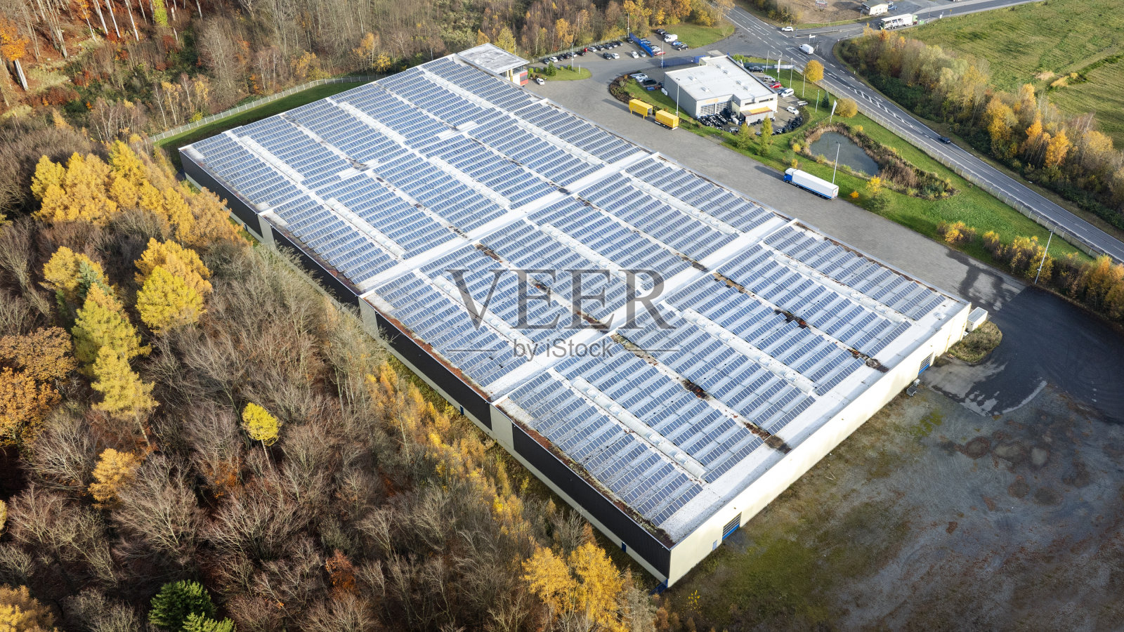 装货区，卡车停车场，无法辨认的工业建筑，物流——鸟瞰图照片摄影图片