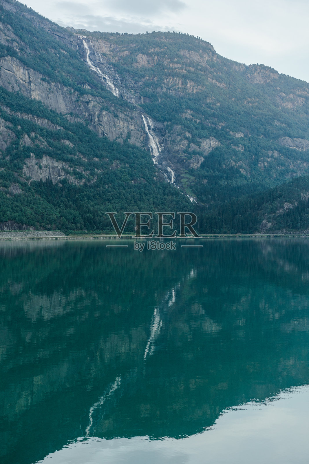 挪威山脉中强大的瀑布照片摄影图片