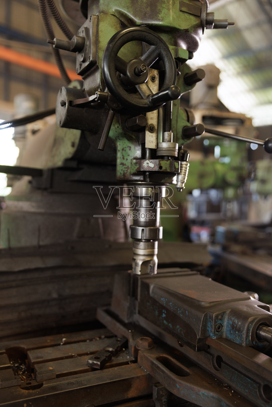 车间里的旧钻床照片摄影图片