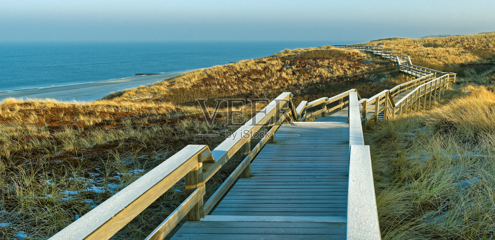 叙尔特沙丘上的木制小径照片摄影图片