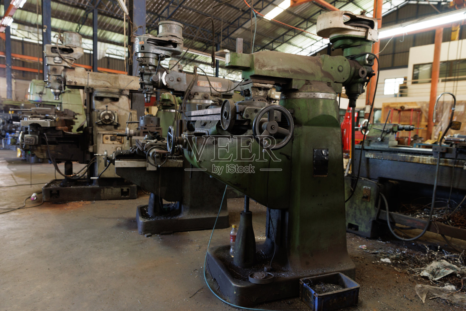 车床在工厂工作。用于金属制品的车床。重型机械制造。照片摄影图片