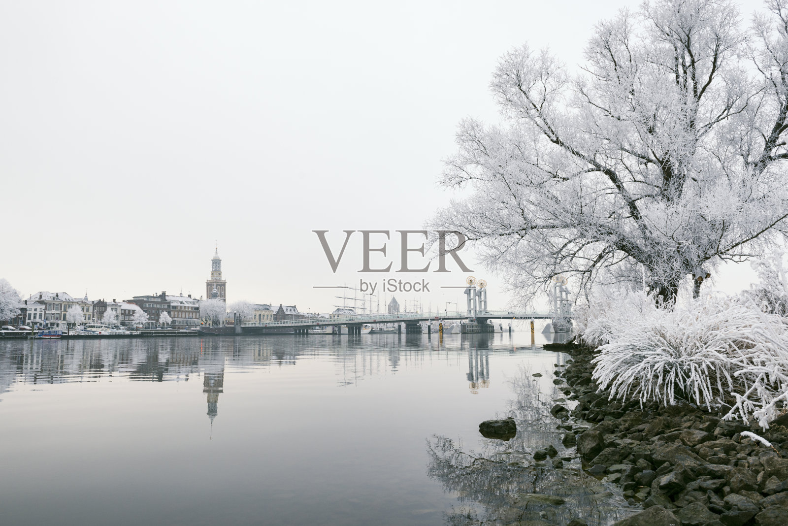 冬天荷兰艾塞尔河畔的坎彭照片摄影图片