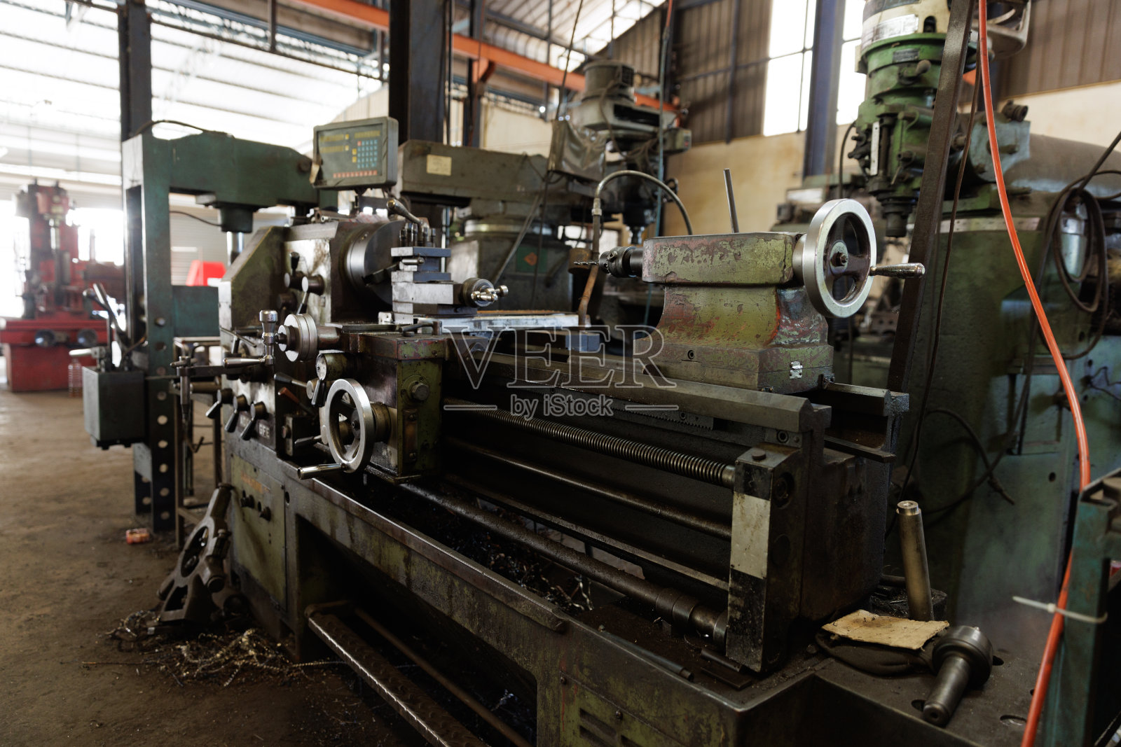 工厂里的旧车床。照片摄影图片