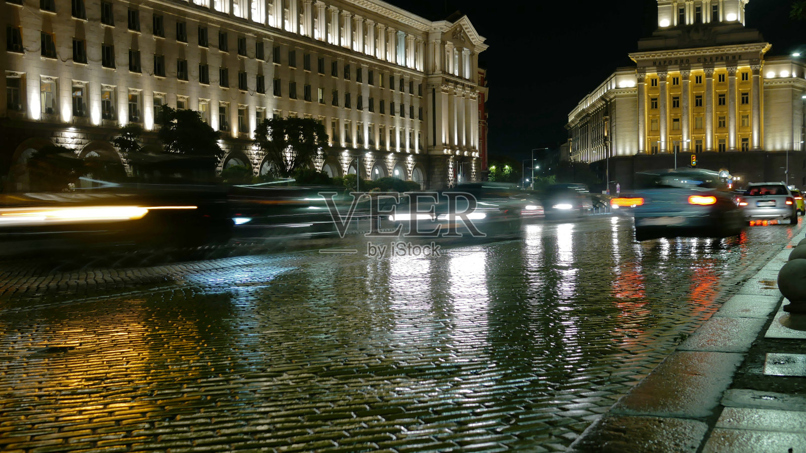 市中心的夜雨照片摄影图片