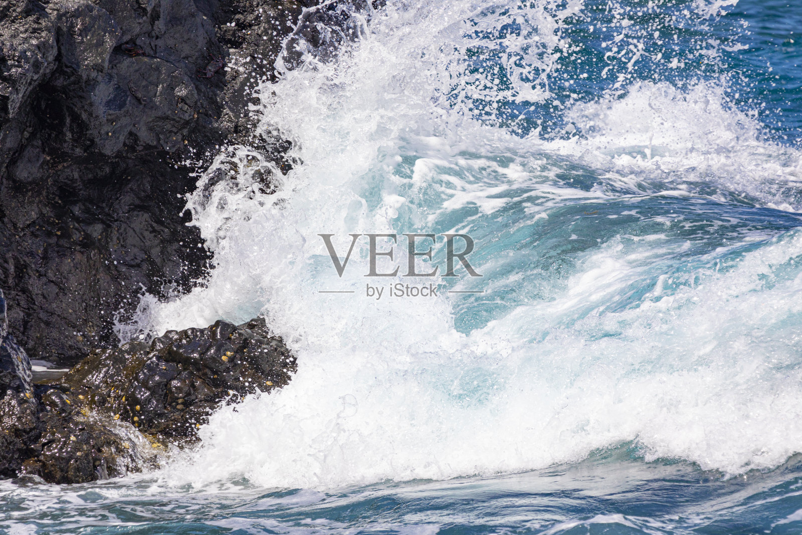 加那利群岛拉帕尔马的火山岩和海浪照片摄影图片