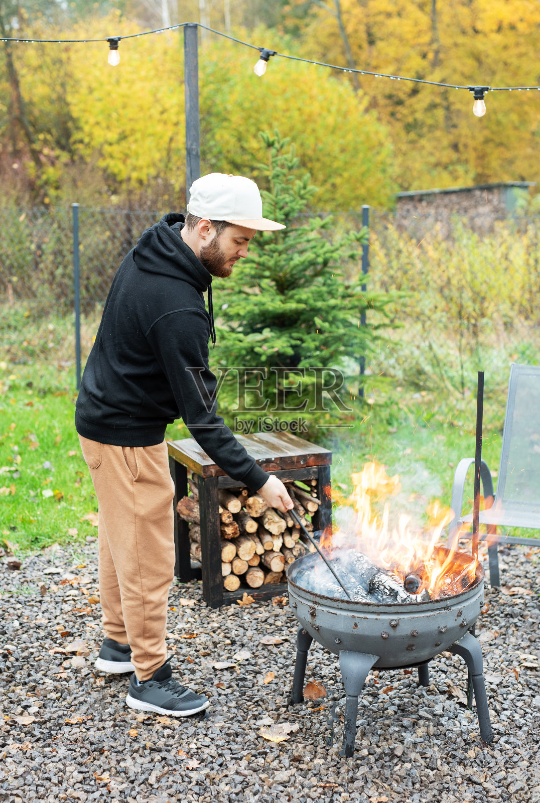 一个男人在大自然中点燃烧烤照片摄影图片