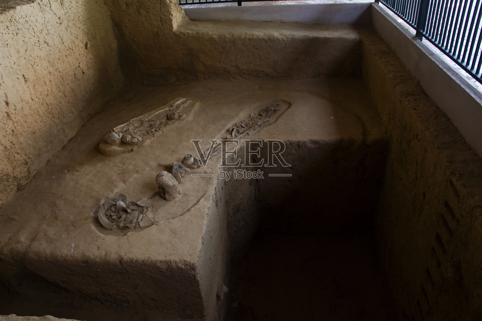 古玩骨架，人类古代物品和历史故事的Muang Sing砂岩高棉城堡在Prasat Muang Sing历史公园的泰国人在泰国北碧府的西玉旅游照片摄影图片