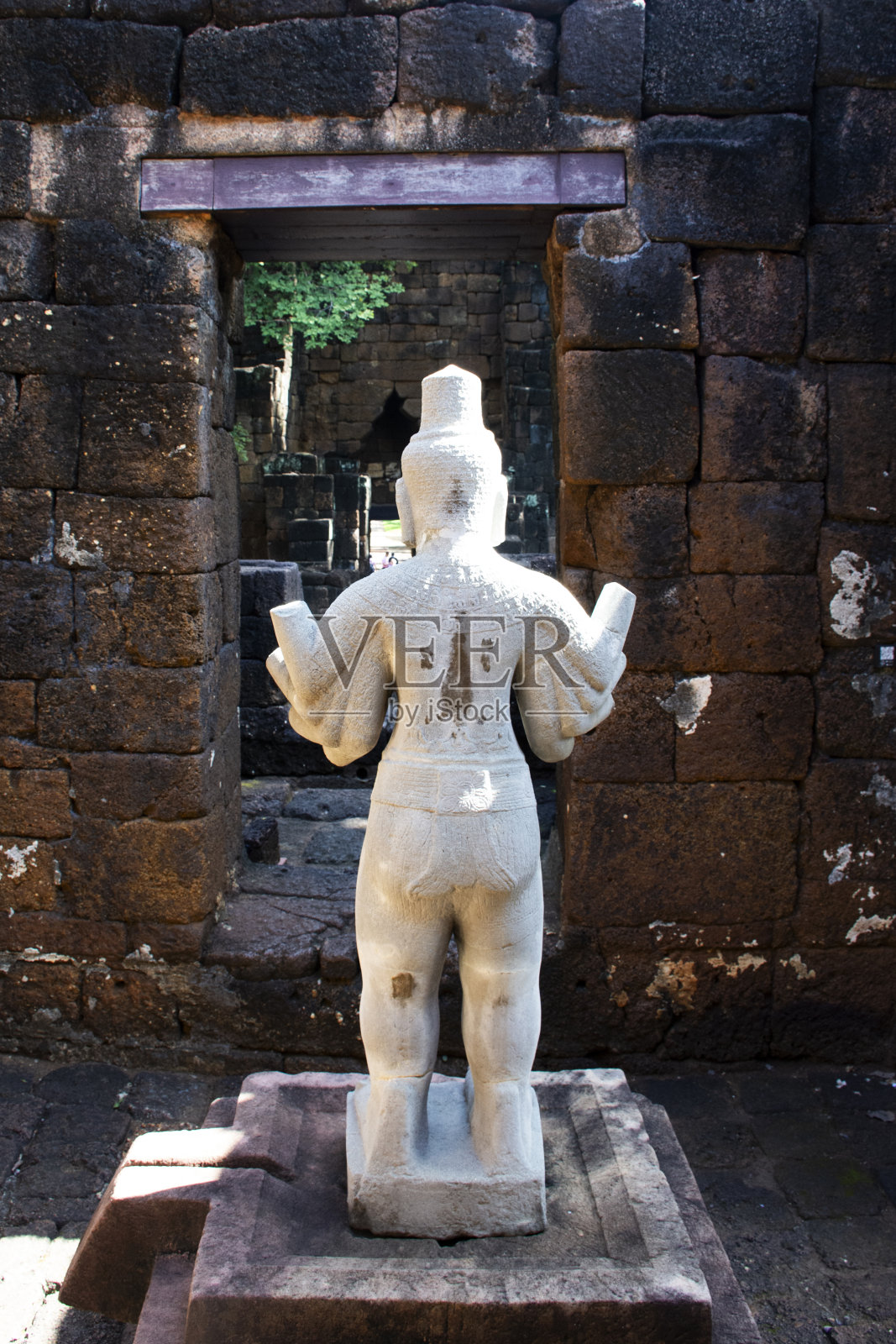 在泰国北碧府，印度教湿婆八臂菩萨观音在曼兴城堡和Prasat曼兴历史公园的印度教寺庙供泰国人游客游览照片摄影图片