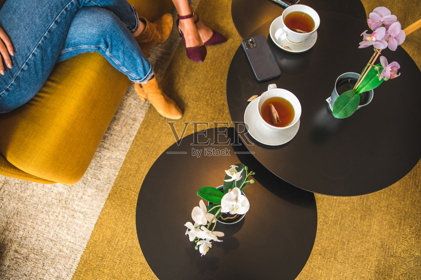 咖啡馆里一张桌子上的特写照片摄影图片