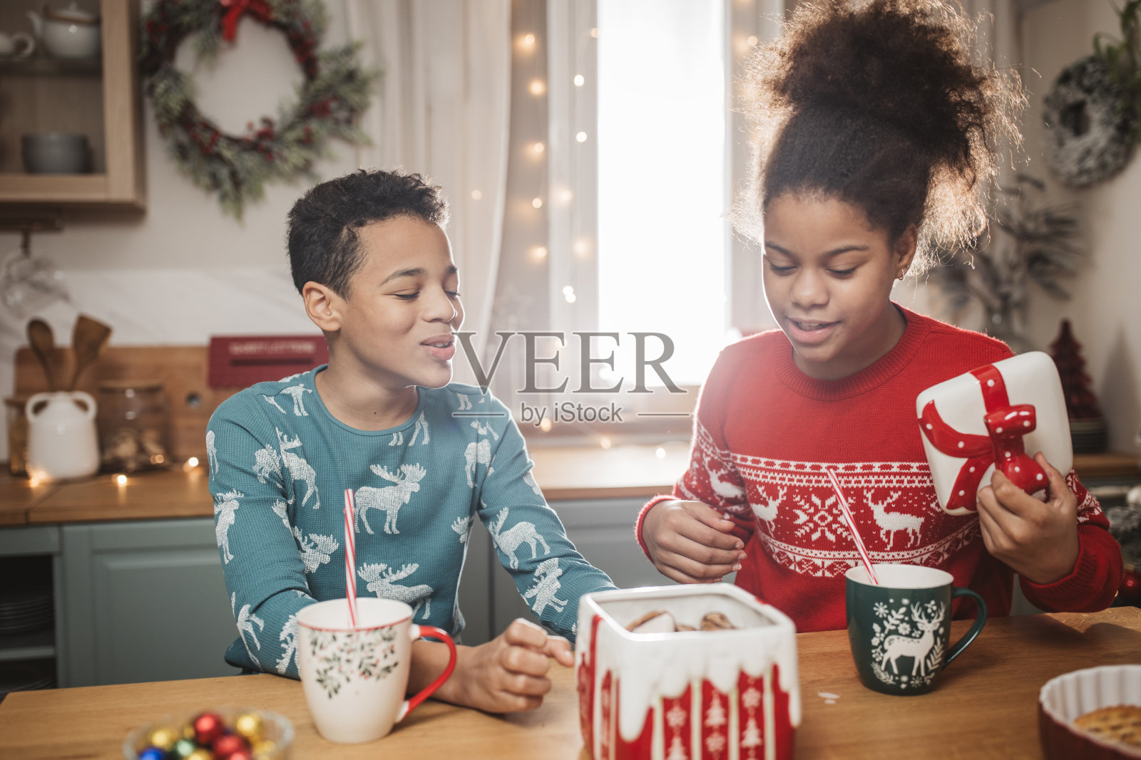 哥哥和姐姐在圣诞假期享受照片摄影图片