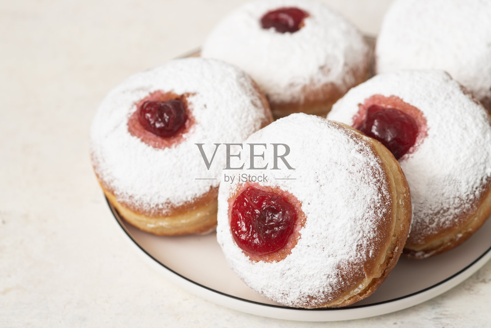 果酱甜甜圈背景——光明节庆祝概念照片摄影图片