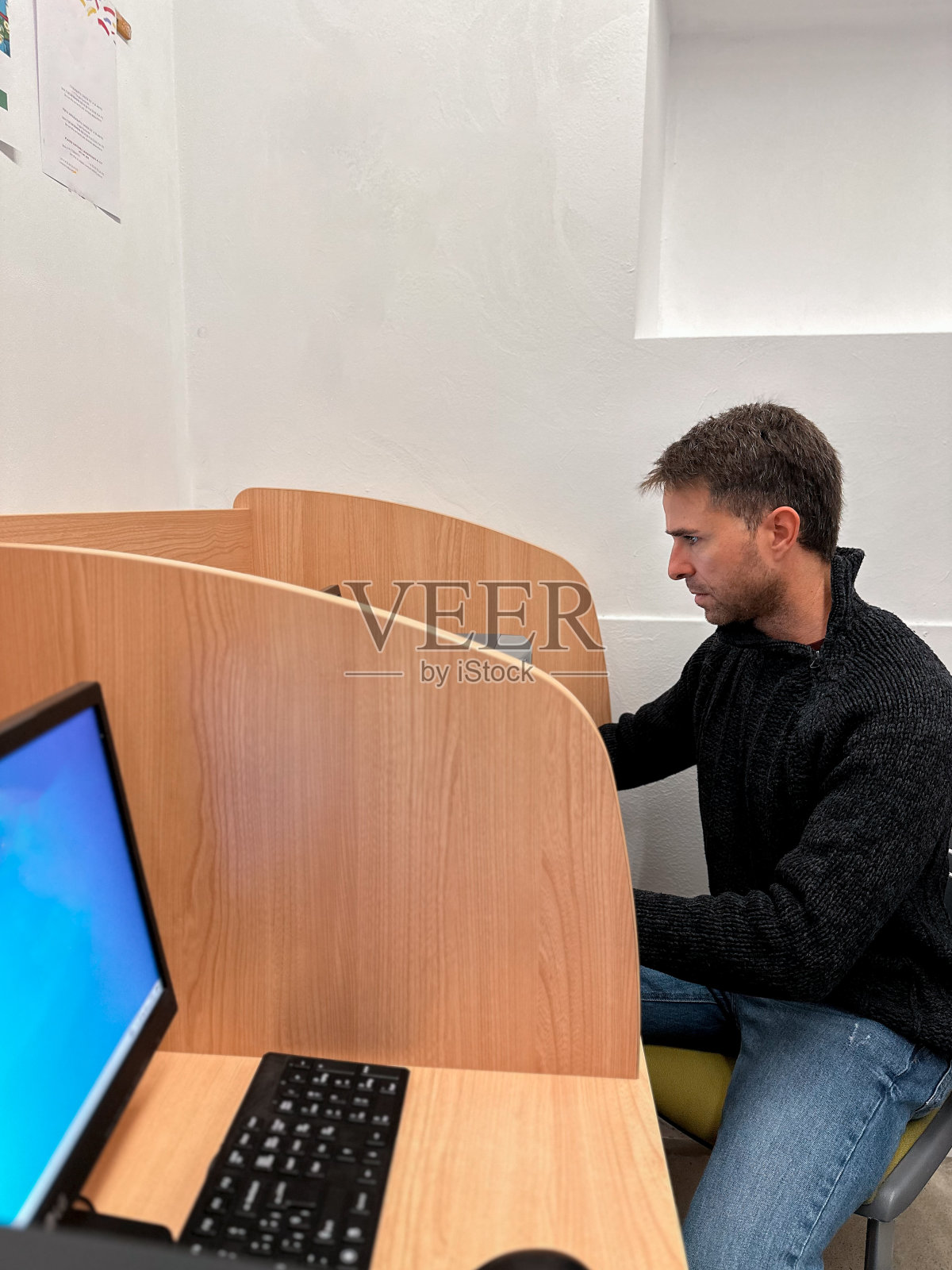 帅气的男性电脑工程师在检查电脑照片摄影图片