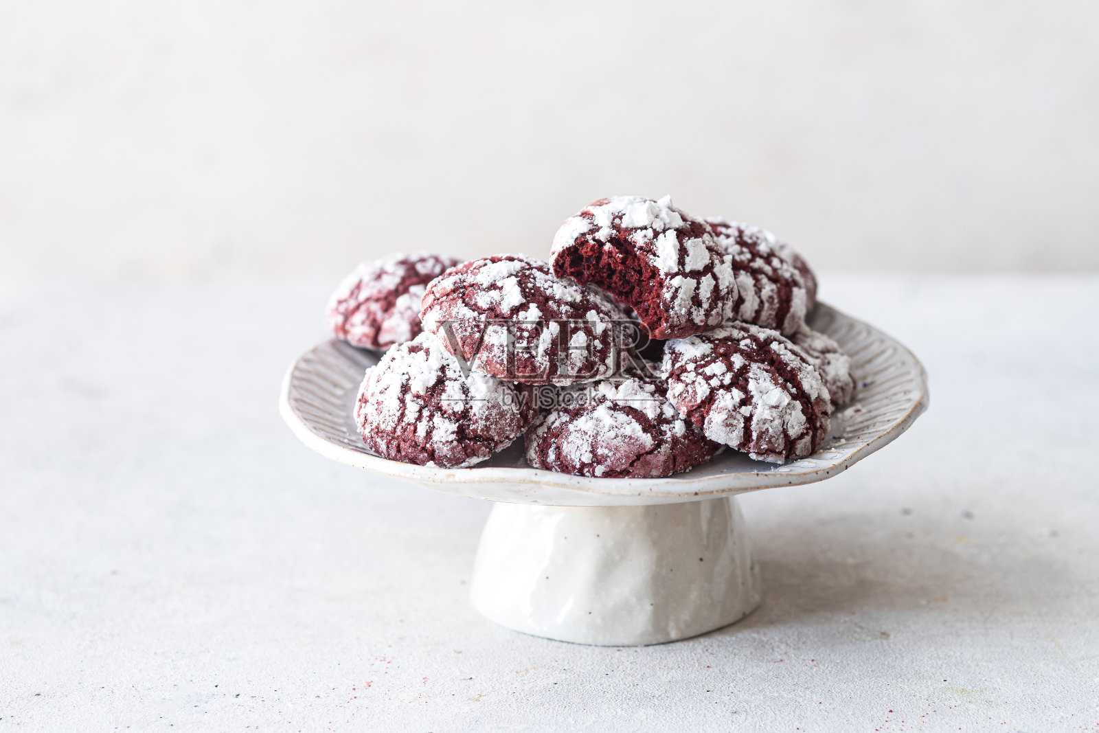 自制裂纹红丝绒饼干照片摄影图片