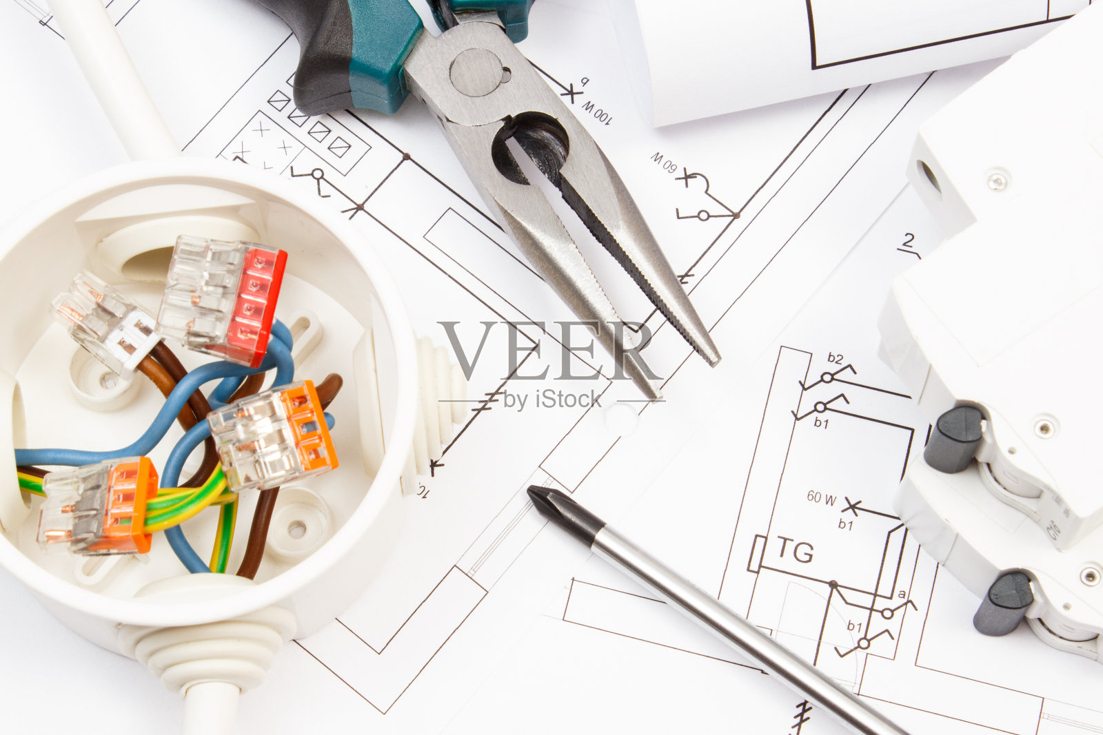 工程工具、保险丝、彩色电缆连接盒及电气安装平面图。建立家庭照片摄影图片