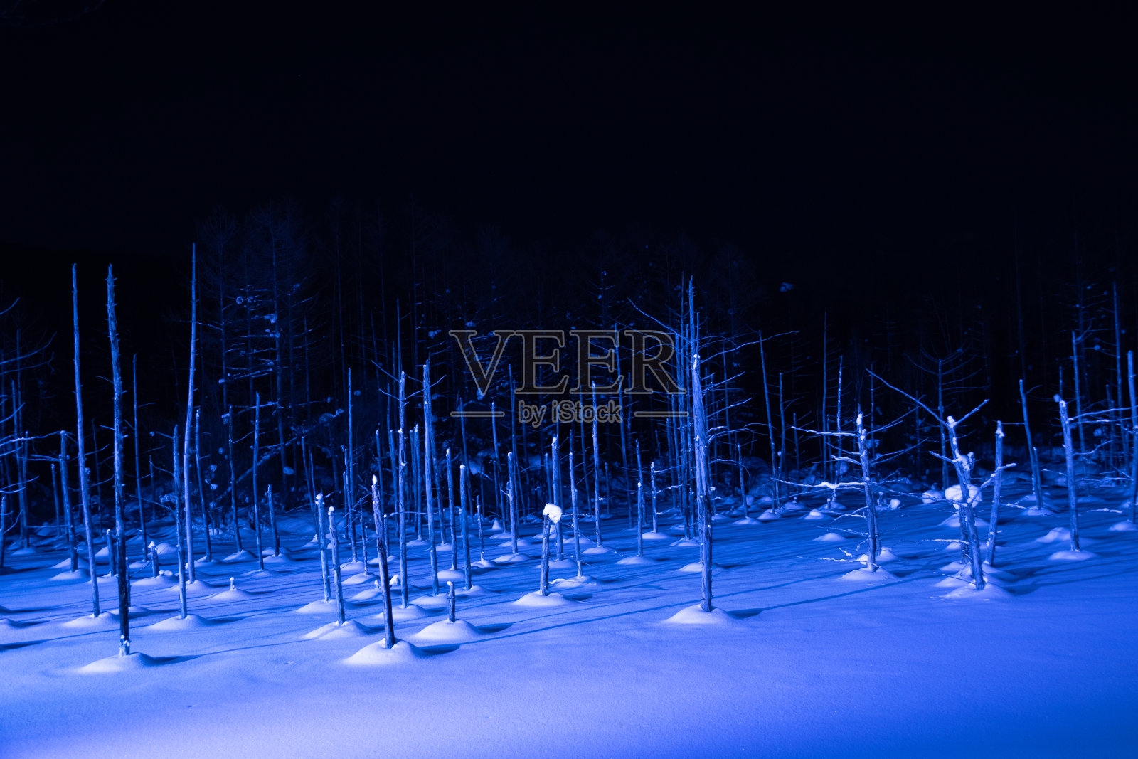 碧北的冬湖灯火通明照片摄影图片