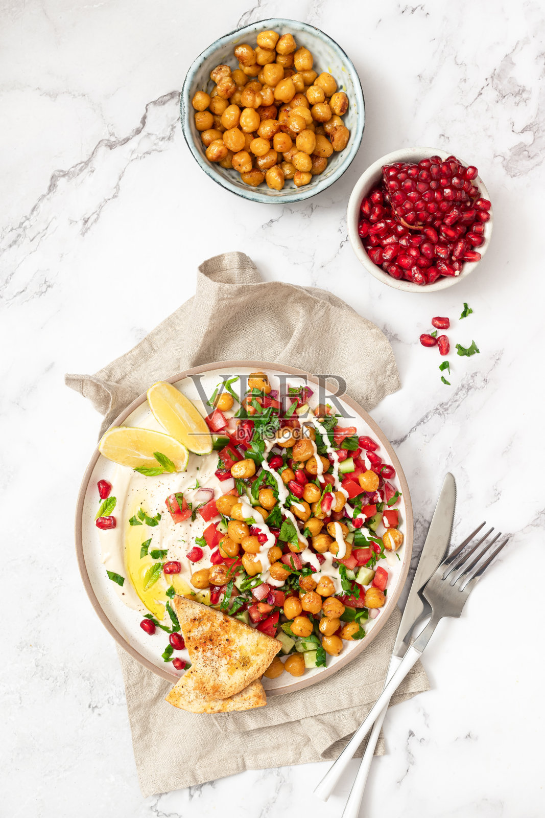 鹰嘴豆塔希尼石榴籽蔬菜沙拉照片摄影图片