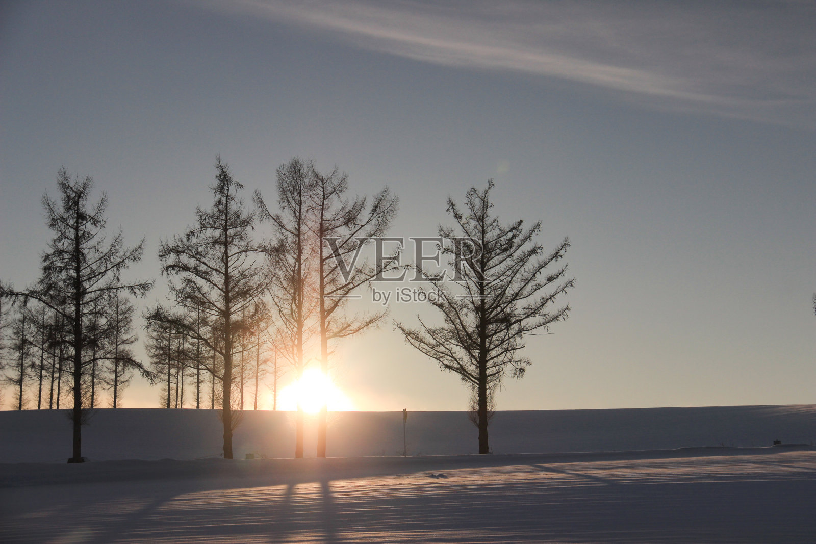 夕阳西下的冬山照片摄影图片