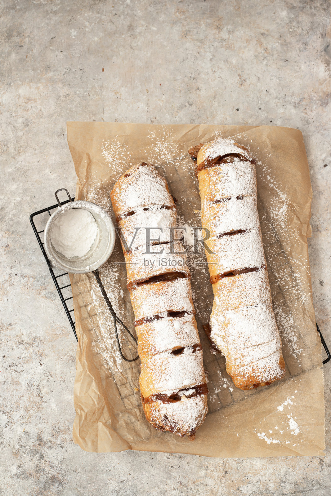 传统苹果馅卷，配肉桂和糖粉照片摄影图片