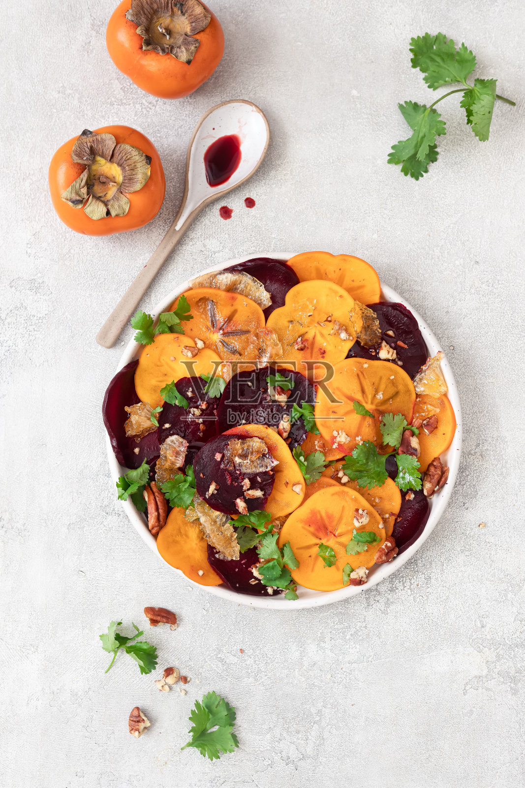 甜菜、柿子、柠檬和香菜冬季沙拉照片摄影图片