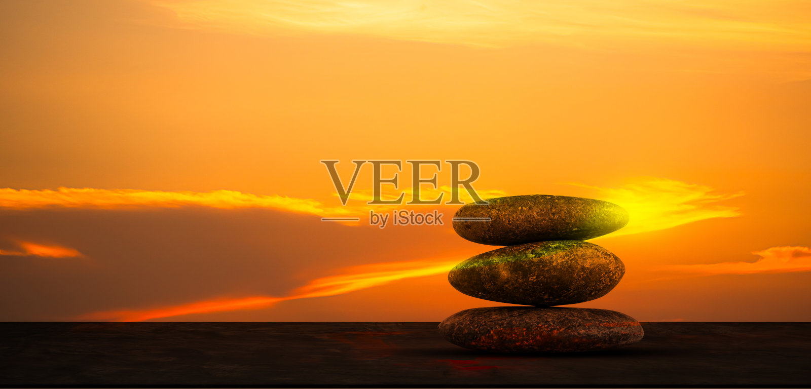 石头平衡日落背景塔石堆完美的堆场景自由空间日出概念和平放松自然和谐破碎的心，金字塔禅宗花园日本表冥想稳定照片摄影图片