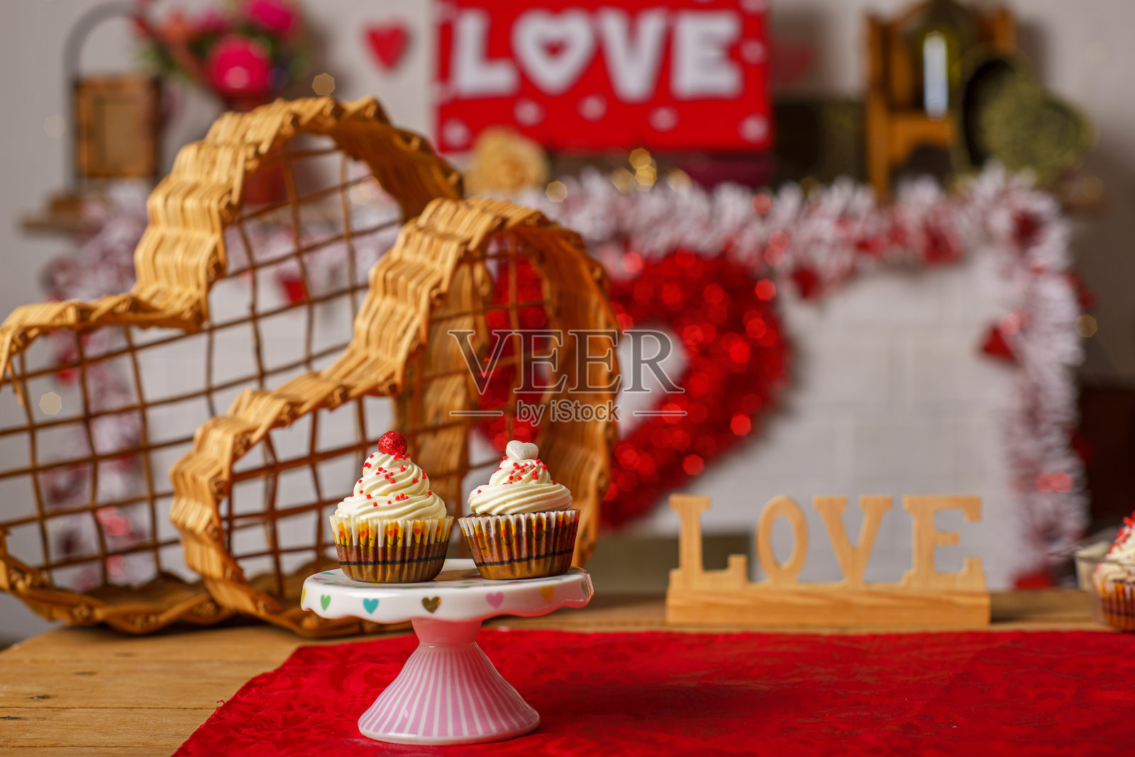 为情人节装饰的纸杯蛋糕。情人节背景。照片摄影图片