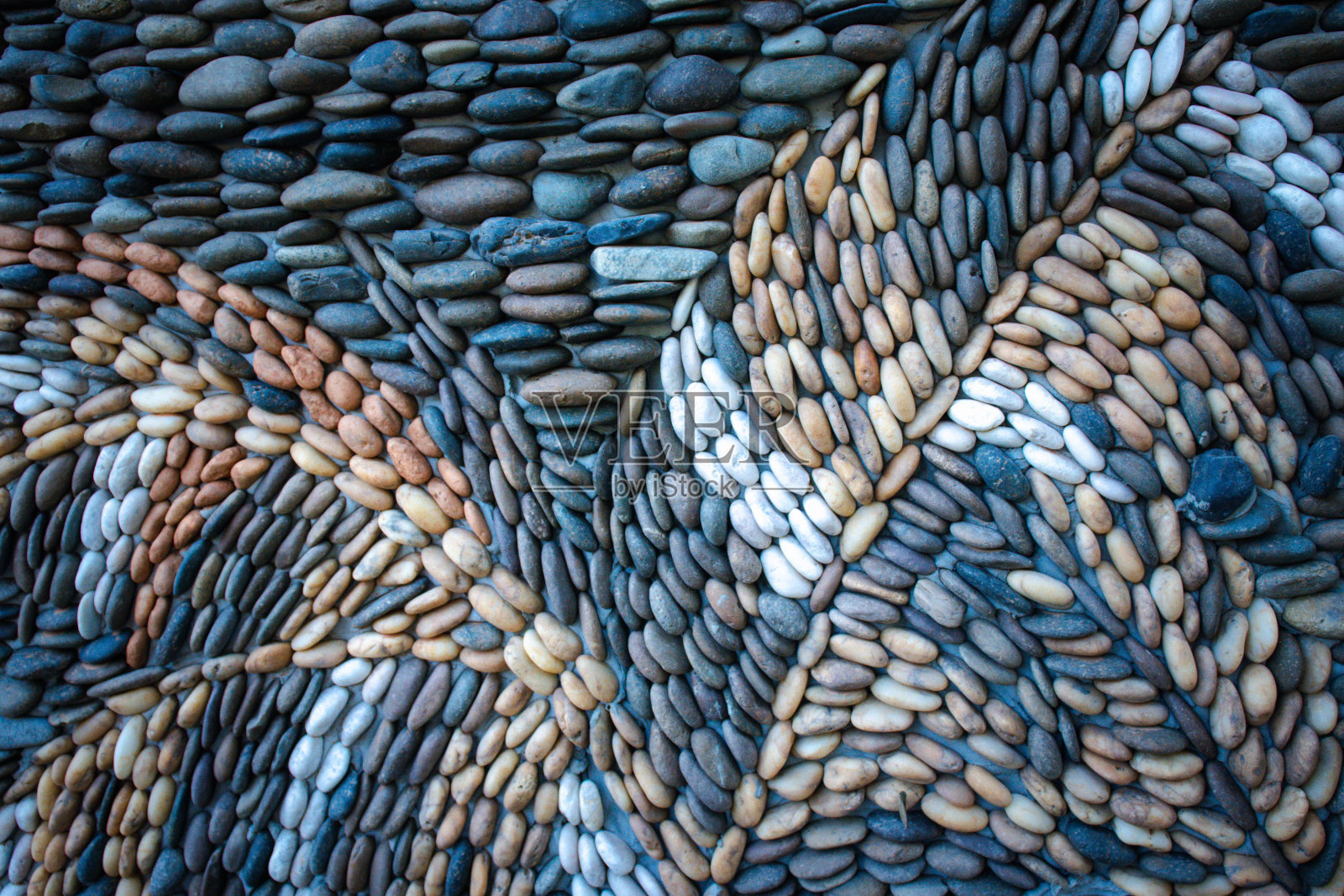 小圆石背景。石头纹理。小卵石石表面粗糙。照片摄影图片