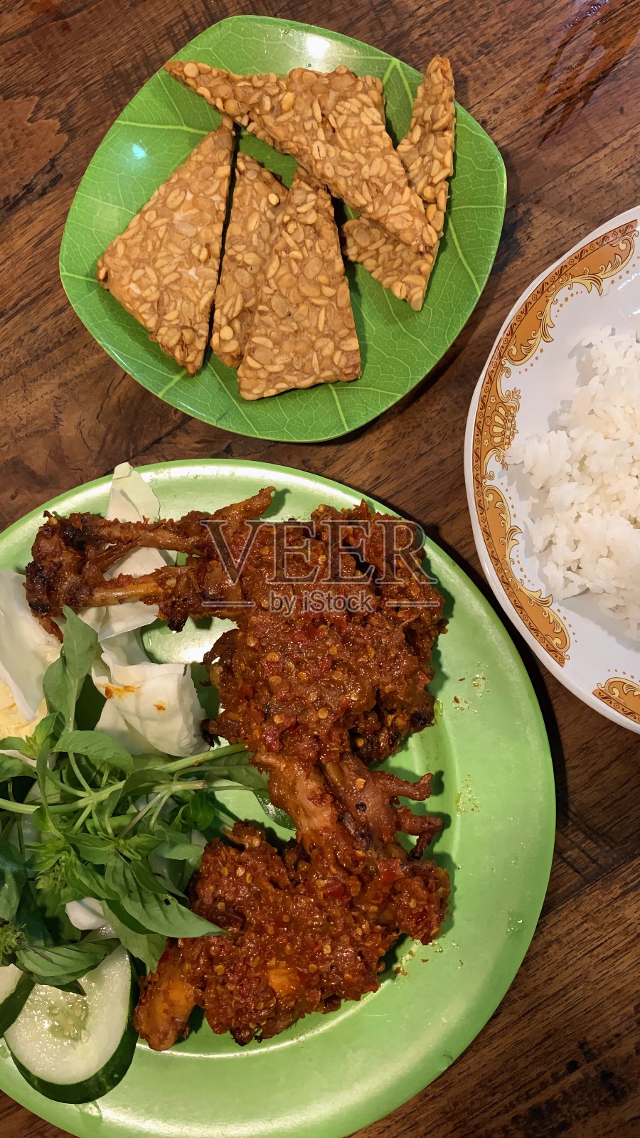 辣印尼鸡饭:正宗的传统香料混合照片摄影图片