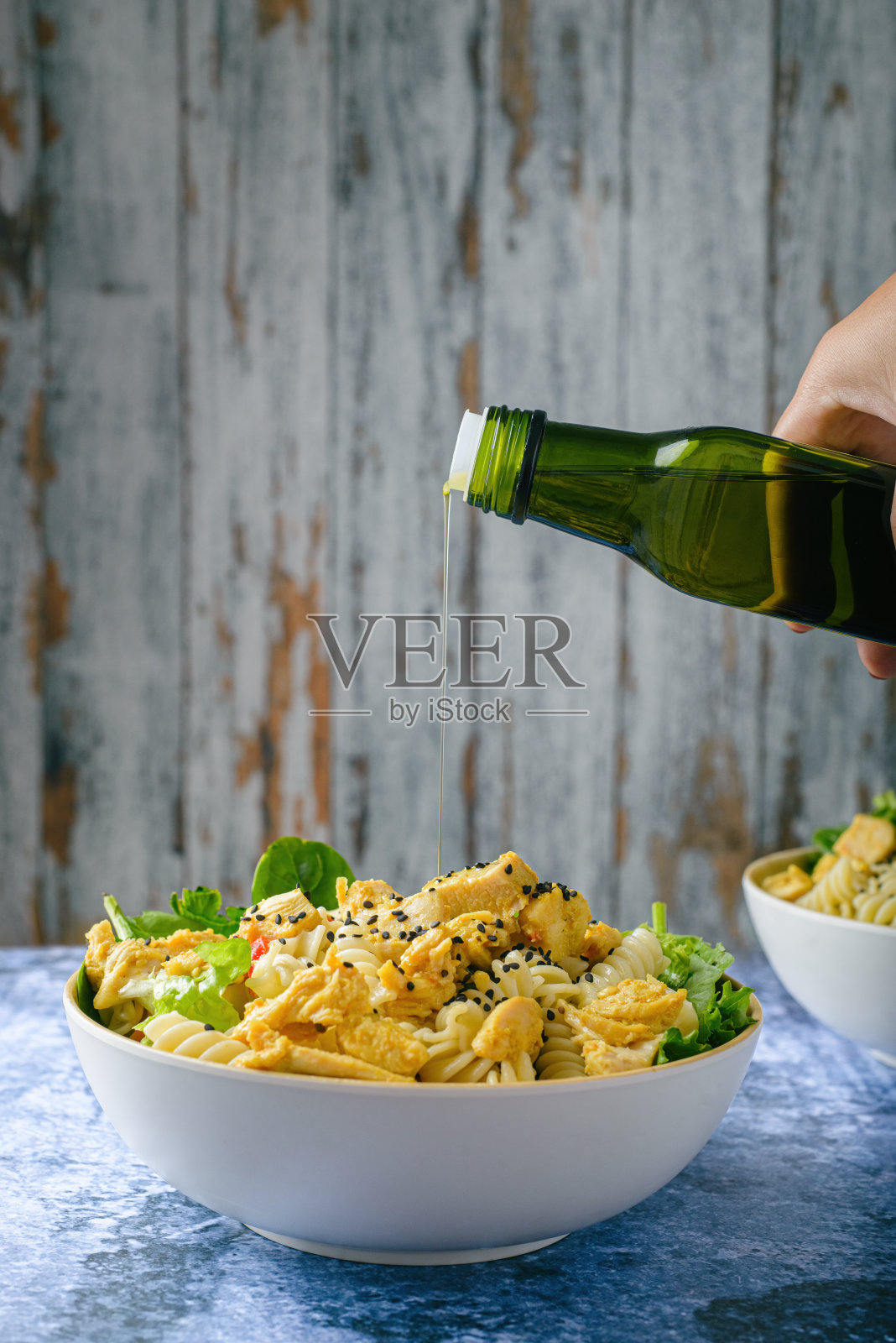 鸡肉沙拉配意大利面和蔬菜。健康的一餐。侧面图。照片摄影图片