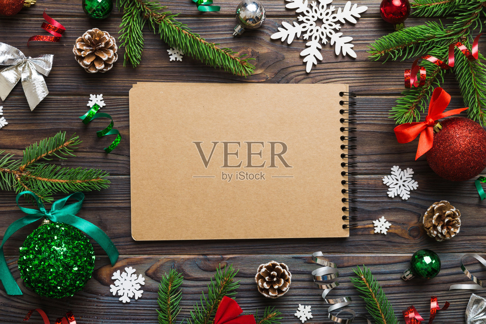 圣诞空白贺卡实物模拟场景。创意布局由圣诞树的树枝和纸卡片便条。平的。自然新年理念照片摄影图片