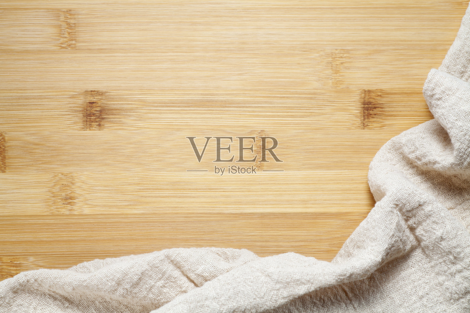 米色棉麻布在竹子上照片摄影图片