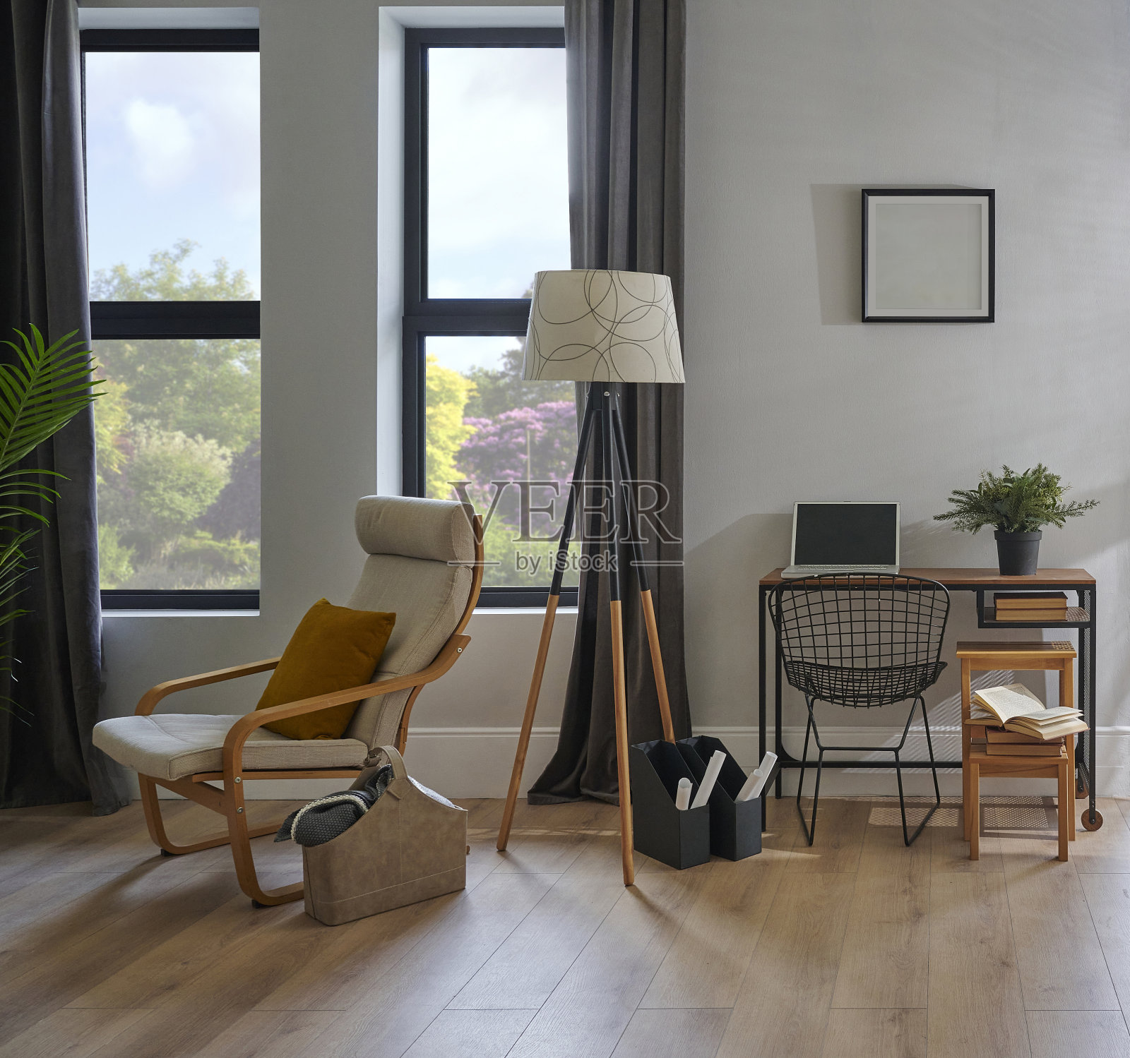 装饰房间的椅子、桌子、笔记本电脑、植物花瓶、灯架、灰墙前、棕色窗帘、拼花室内设计、工作角落。照片摄影图片