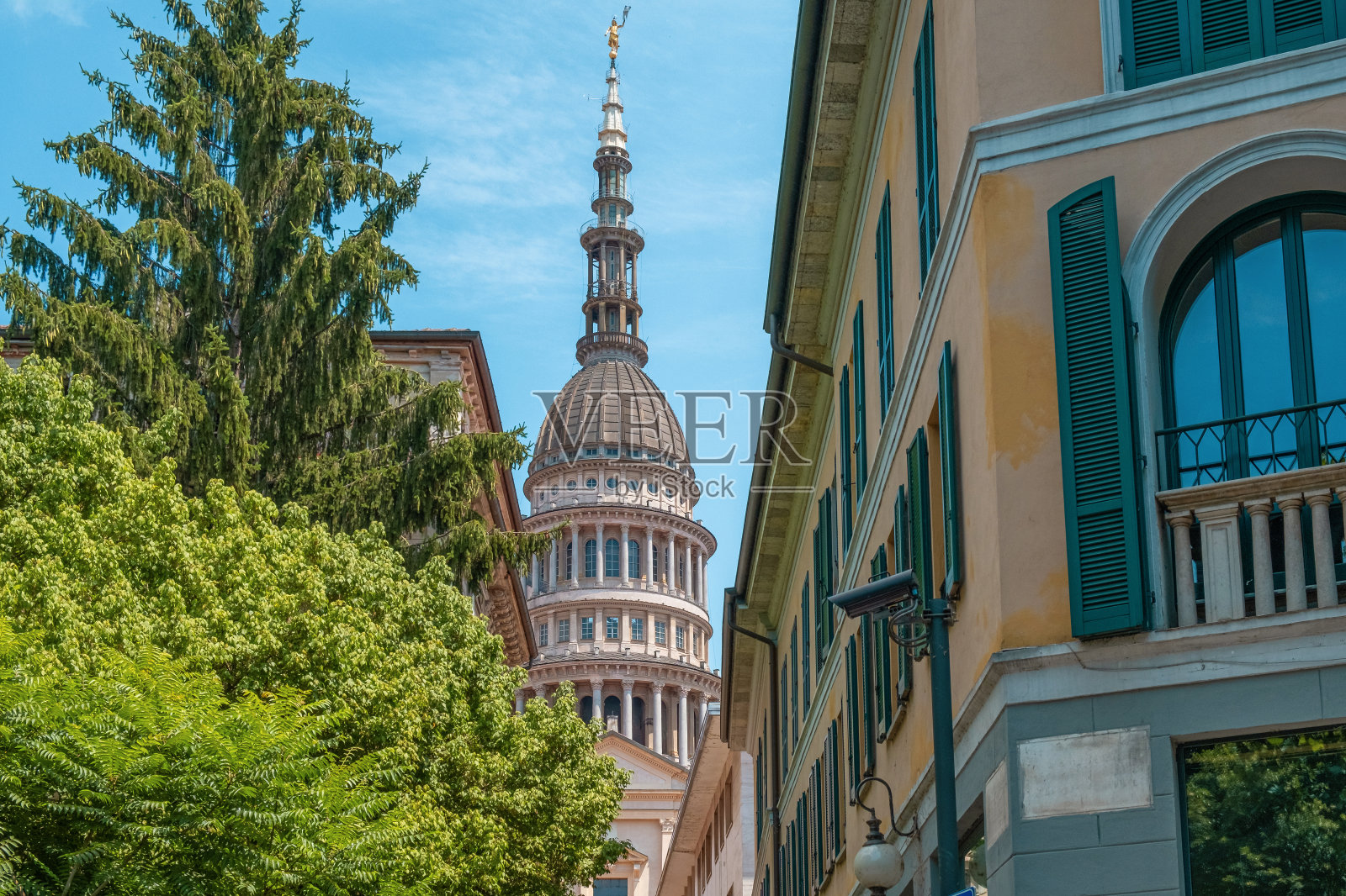意大利诺瓦拉圣高登齐奥大教堂的穹顶。意大利皮埃蒙特诺瓦拉镇圣高登齐奥教堂的圆顶和钟楼照片摄影图片