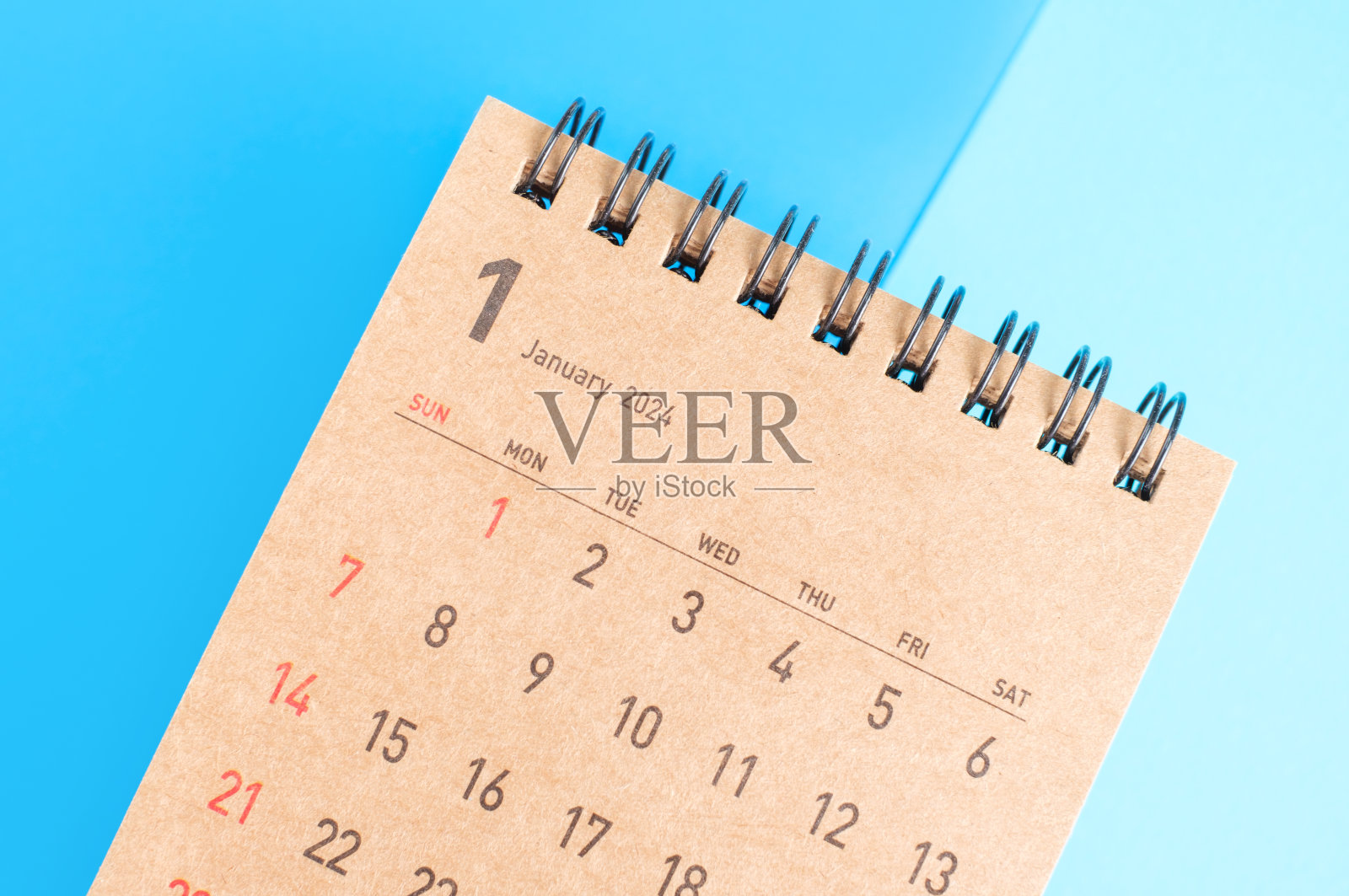 2024年棕色日历，蓝色背景特写，规划概念。照片摄影图片