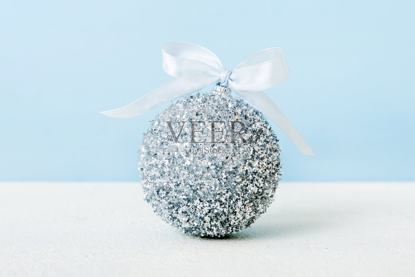 彩色背景圣诞球。用彩带蝴蝶结装饰装饰物照片摄影图片