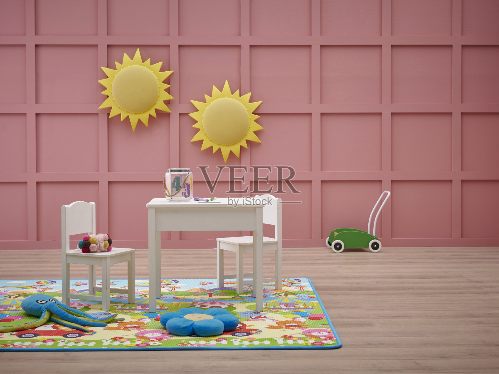 装饰婴儿房，粉红色的墙壁背景，婴儿垫和地毯设计，儿童家具，对象，玩具，悬挂风格。照片摄影图片