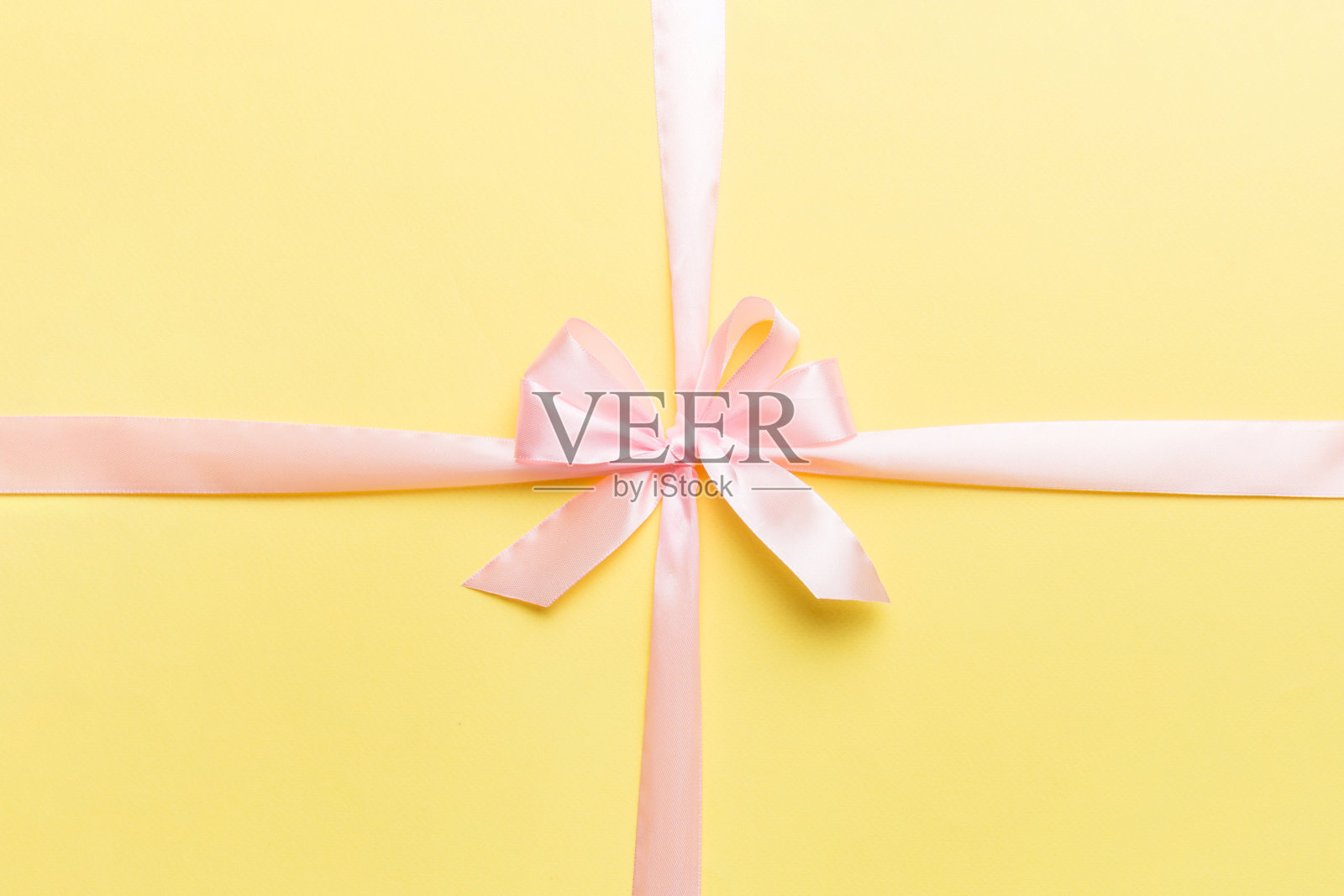 顶部视图的紫色丝带卷和粉红色蝴蝶结孤立的彩色背景。平铺与拷贝空间照片摄影图片