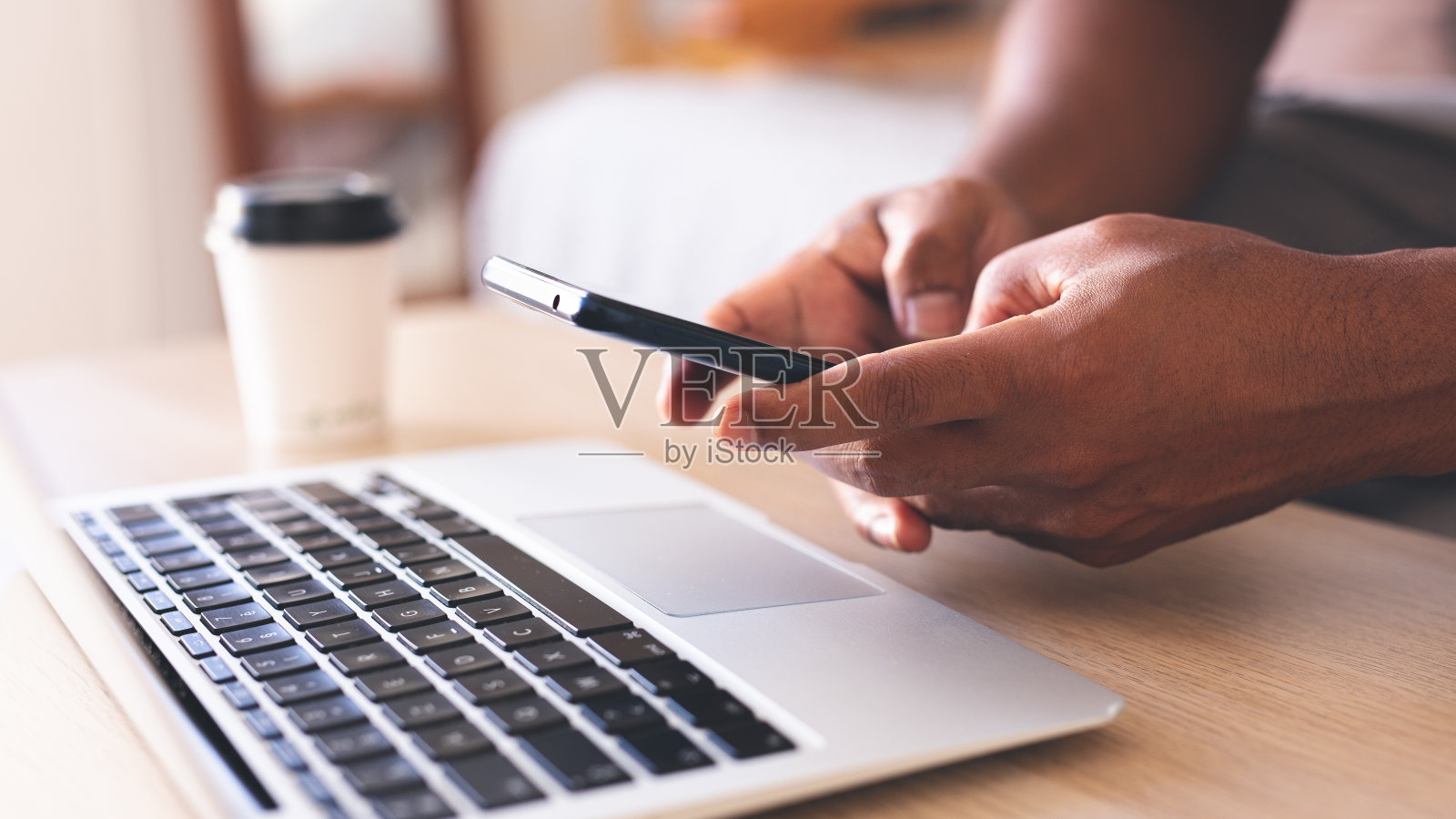 年轻人亲手创建安全连接中心，为他们的数字活动建立安全联系。照片摄影图片