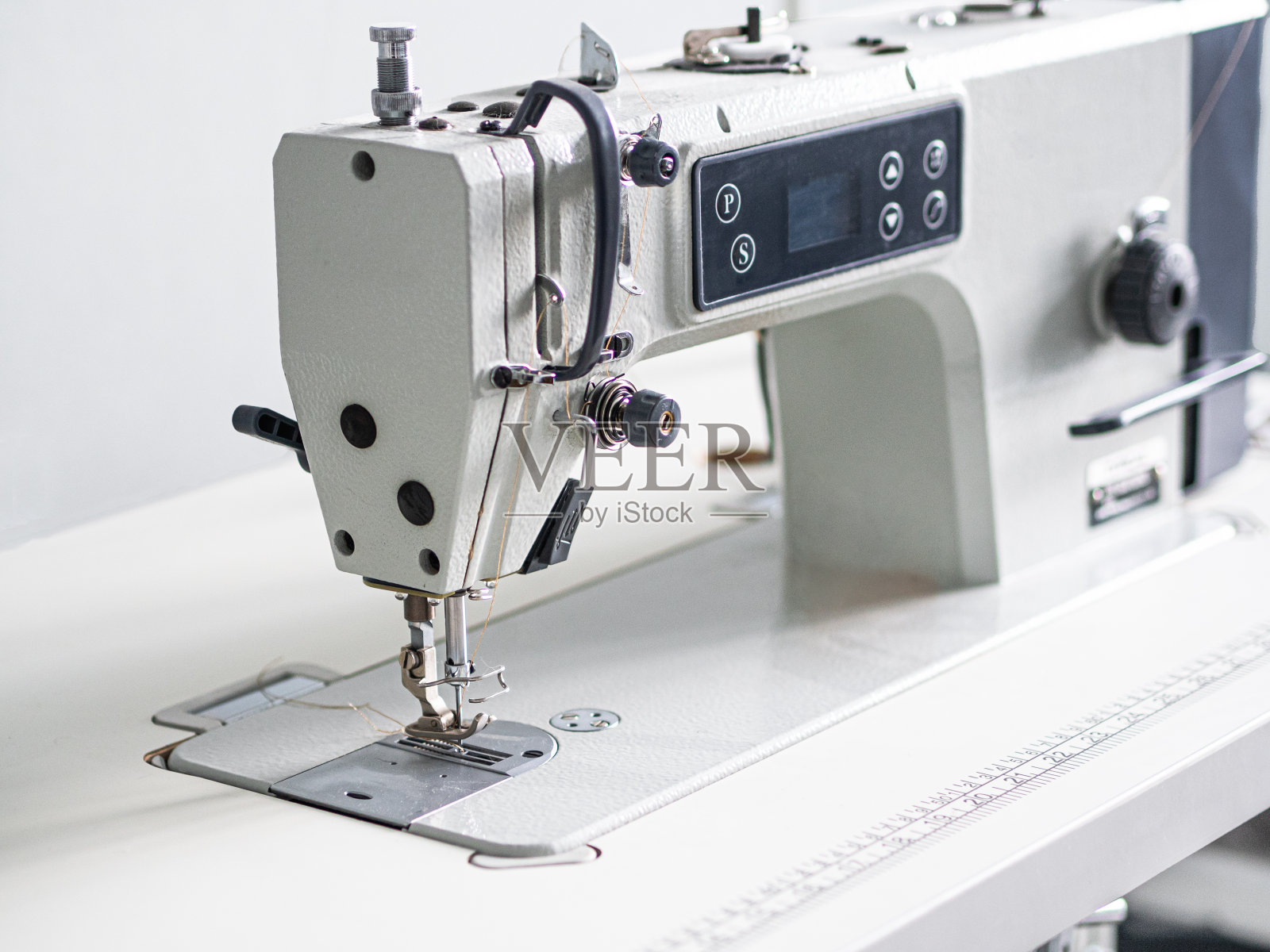 白底缝纫机。照片摄影图片