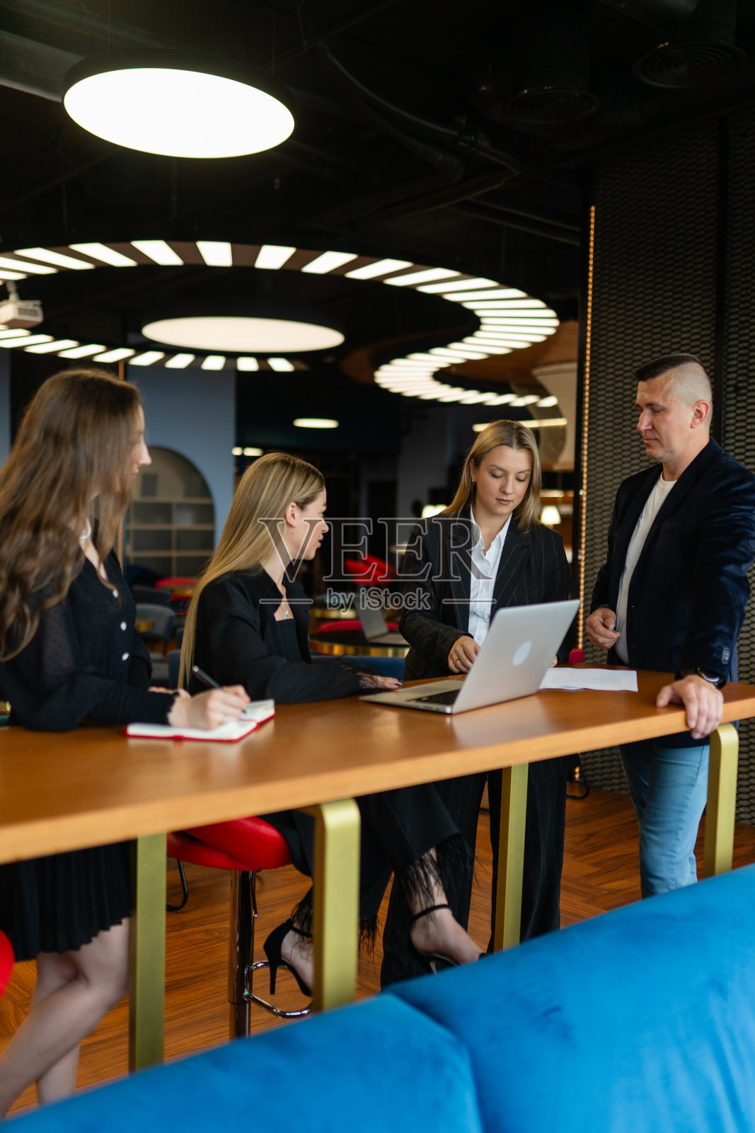 注意力集中的工人处理文件，做笔记照片摄影图片