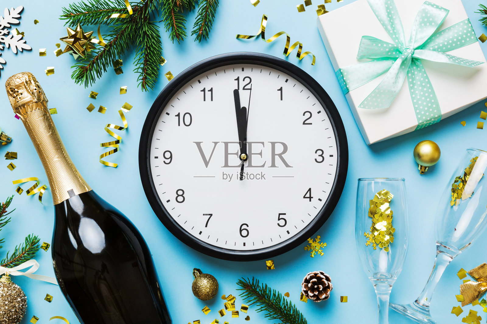 新年庆祝概念：香槟、酒杯、圣诞礼盒和装饰照片摄影图片